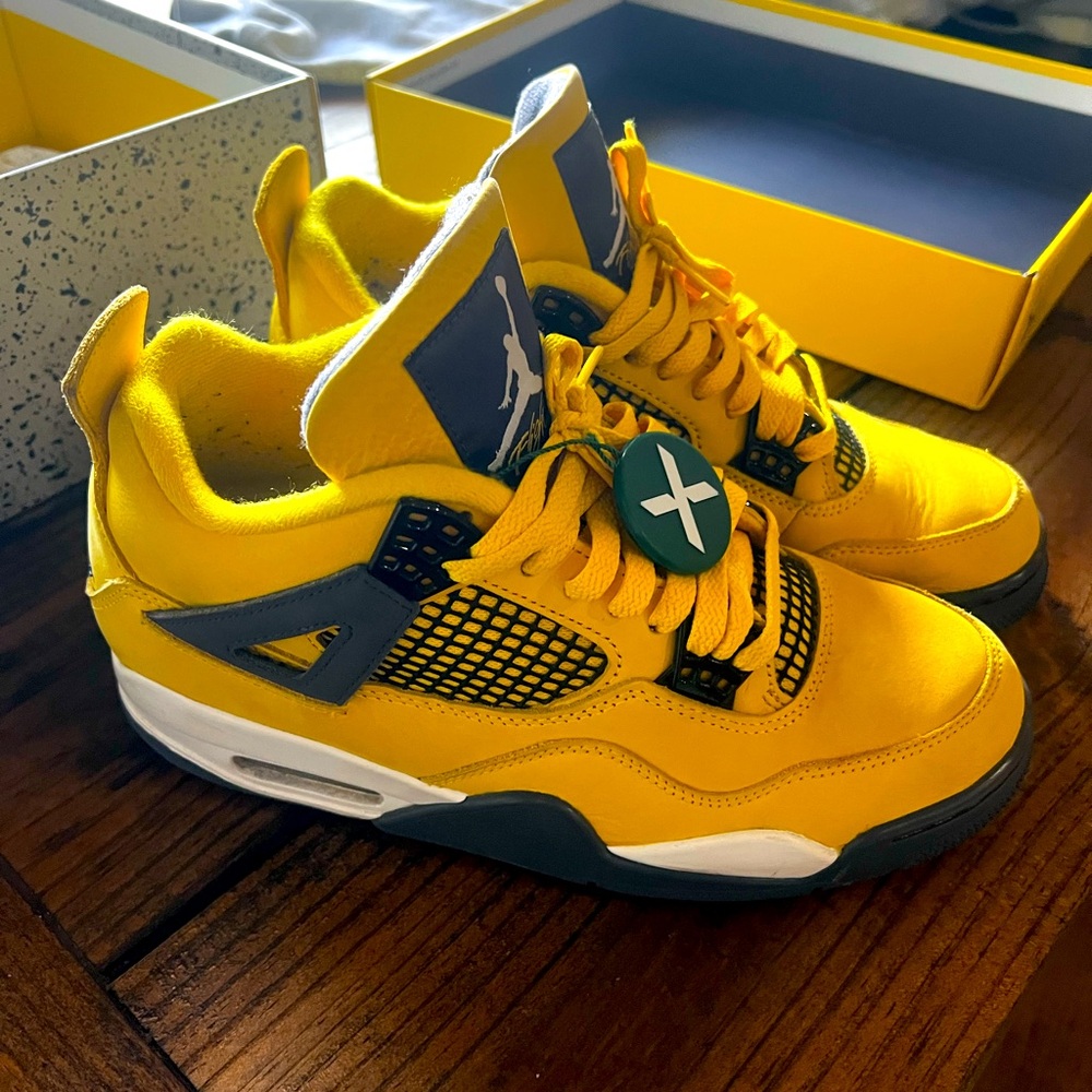Men’s Air Jordan 4 Retro yellow size 8